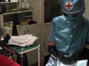 Rubbernurse Agnes - kurzer blauer Latex-Krankenschwesteranzug mit