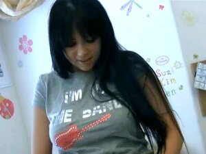 Die süße College-Schönheit Chloe James spielt mit ihrem Spielzeug,
