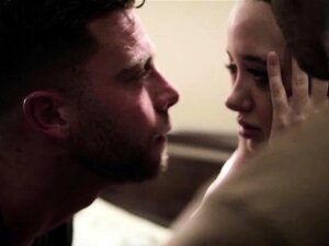 Wütende Stiefbrüder doppelt penetrieren ihre Stiefschwester.