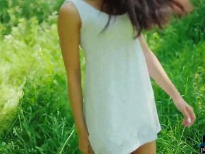 Petite russische Model Cira Nerri solo Striptease für Playboy und