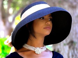 SCREWBOX - Veronica Rodriguez beim Frühstück bei Veronica's