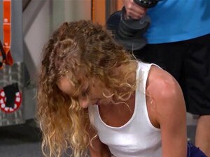 Angel Emily in zwei großen Titten in einem kleinen Arsch. Angel Emily