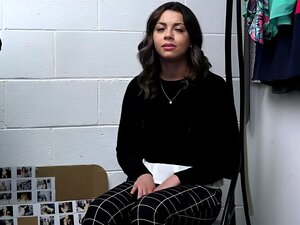 Die Latina-Ladendiebin Bella Luna beugte sich nackt im Büro für eine