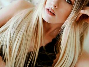 Dicke europäische Blondine mit riesigen Titten in HD! Diese Schlampe