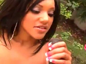 Hinterhof-Fick mit einem heißen Milch-Schokoladen-Mädchen