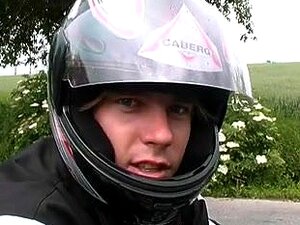 Uomo gay con lingua sensuale lecca con lussuria e culo. Uomini sexy