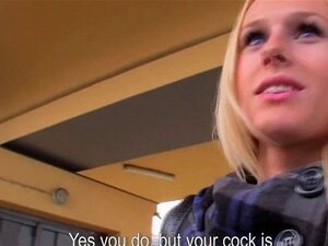 Busige Blondine im Zugklo gefickt. Busige Blondine wird im Zugklo