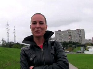 Сисата аматерка јебе се на терену под
