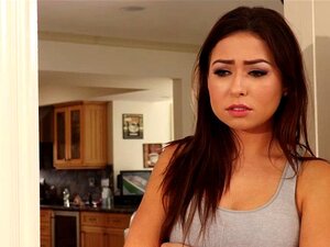 Melissa Moore schlürft einen großen schwarzen Schwanz in ihren Mund.