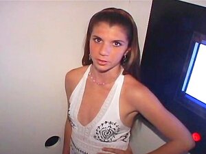 Betrügende frische Ehefrau lutscht harte Gloryhole-Schwänze