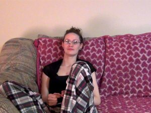 Vorstadt-Hausfrau wird zum ersten Mal auf Video nackt