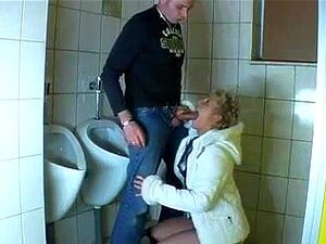 Duitse rijpe vrouw komt naar de badkamer om te zuigen en te neuken