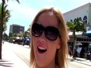 Verzweifelte Süße nackt in der Öffentlichkeit und fickt, um die