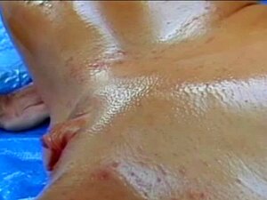 Une mature musclée montre son gros clitoris