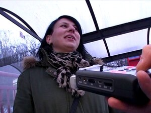 Il sesso selvaggio eccita molto l'agente pubblico. Il sesso selvaggio