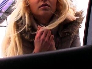 Süße Blondine bekommt ihre Muschi auf dem Rücksitz mit Sperma