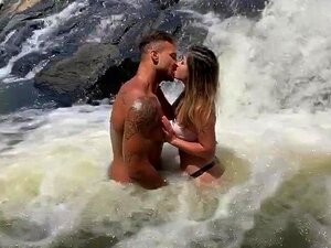 Спољна сеанса љубљења под водопадом.