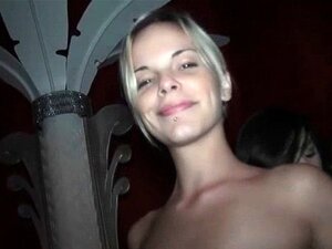 Busige Süße Nutten zeigen ihre heißen Teile bei VIP-Sex. Süße