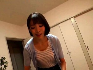 Petite asiatisk sötnos får sin håriga fitta vibrerad och knullad