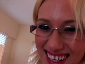 Heiße Miezen im Wohnheimzimmer lutschen und ficken auf einer