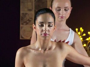 Natürliche busty Lesbe leckt Masseurinnen-Fotze. Natürliche