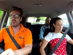 Geile Fake-Fahrer-College-Lernende ficken heimlich im Auto ihres