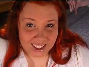 Дебела црвенокоса се самозадовољава