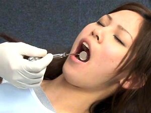 Süße japanische Babe nimmt eine schwere Ladung Sperma in den Mund