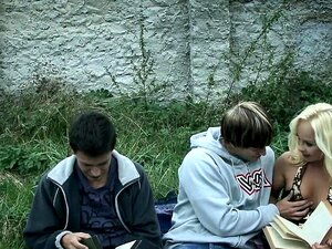 Bi-Typ gibt Sperma ins Gesicht