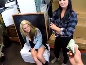 Blond och brunett brudar trekantsex med bondkille,