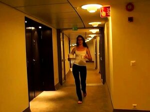 Sinnliche brünette Milf genießt einen harten Fick im Hotelzimmer