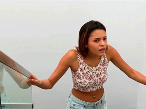 Josie erwischt ihre Stiefmutter beim Blasen ihres Freundes. Die süße