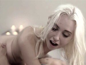 Richard kniet Geruch und fickt Toris Muschi. Richard schleicht sich an