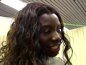 Deutsche Schwarze bekommt eine große Ladung warmen Spermas auf ihren