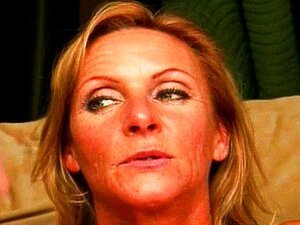 Alte Frau lutscht großen Schwanz und bekommt ein Facial