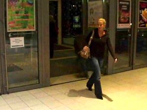 Cindy Dollar Gesichtsspritze im Einkaufszentrum, bekannte