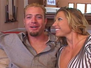 Süße schließt sich einem geilen Paar für ein Sexabenteuer an