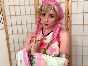 Kanroji Mitsuri Lutscht lustvoll Weenie, Knallt in allen Posen und