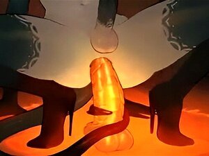 Futa Devil spielt mit einem glühenden Dildo