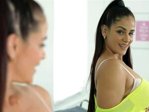 Stiefsohn Johnny wurde von der geilen Stiefmutter Raquel bestraft.