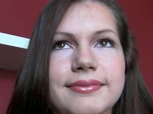 Erregendes Vorsprechen mit heißer Braut. Eine rauchende heiße Braut