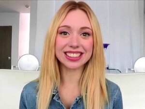 Geile schat Tyler wordt geneukt na een geil interview met hunk kerel.