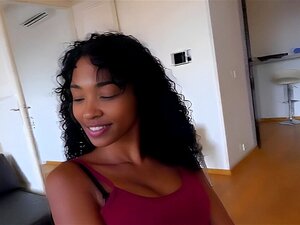 Колумбијска девојка има природне