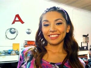 Fyller hennes fitta med en kåt stång