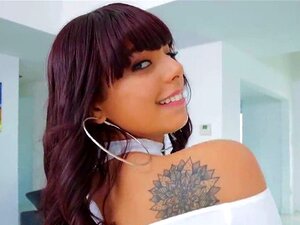 Pornostar-Babe wird mit einem riesigen Liebesstab ins Arschloch