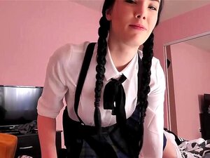 Kleine Stiefschwester in College-Uniform wird hart gefickt. Die