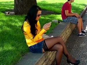 Brüstige Süße in Nylons masturbiert auf der Straße. Als ich Alice