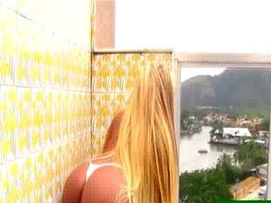 Tgirl Biana Ferraz geweldige solo op het balkon