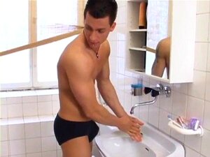 Un muscoloso stallone viene scopato senza preservativo in bagno