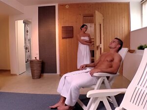 Brünette Tschechische Bombe Nata Lee: Geile Sauna-Begegnung mit